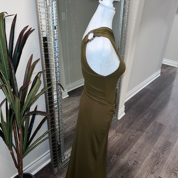DUNDAS x REVOLVE Crawford Maxi Dress in Khaki Green - Picture 9 of 14
